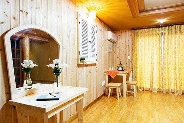 책상과 침대가 있는 장기 체류에 적합한 객실 예시