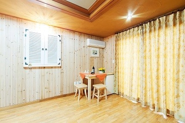 객실 안 작은 식탁과 넓은 바닥 공간